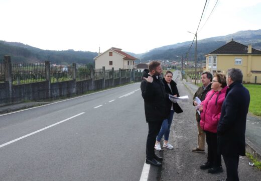 Trenor e Villaverde supervisan as obras de mellora do firme da estrada de Sanguiñal a Tállara, onde a Xunta investiu case 100.000 €